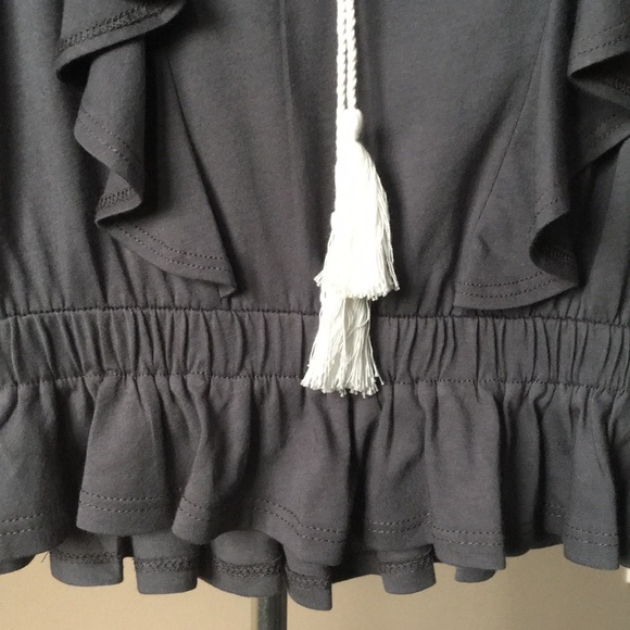 ✨NEW✨LAST 4✨Gray Ruffle Top - Picture 4 of 8